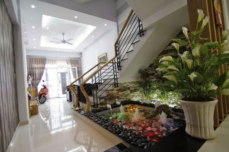 mau-ho-ca-koi-chan-cau-thang-phong-khach