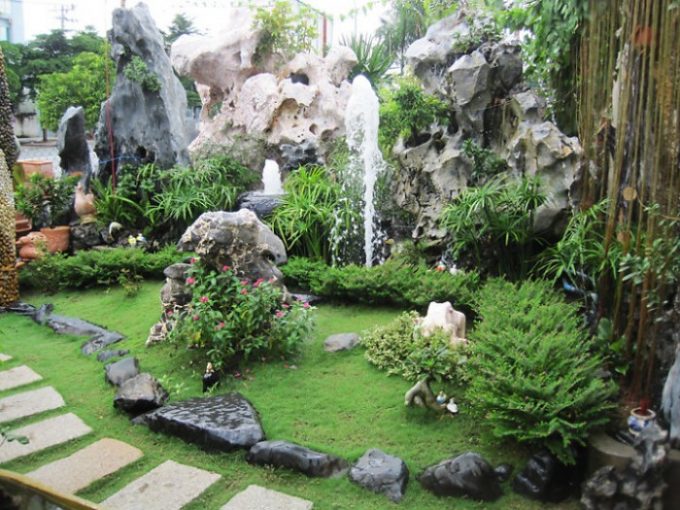 Đài phun nước trong non bộ cũng không kém phần long trọng