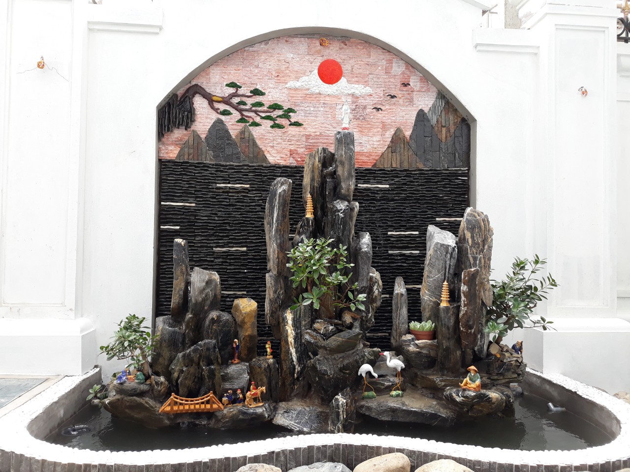 Hướng dẫn cách bài trí hòn non bộ trong nhà hợp phong thủy [Chia Sẻ]