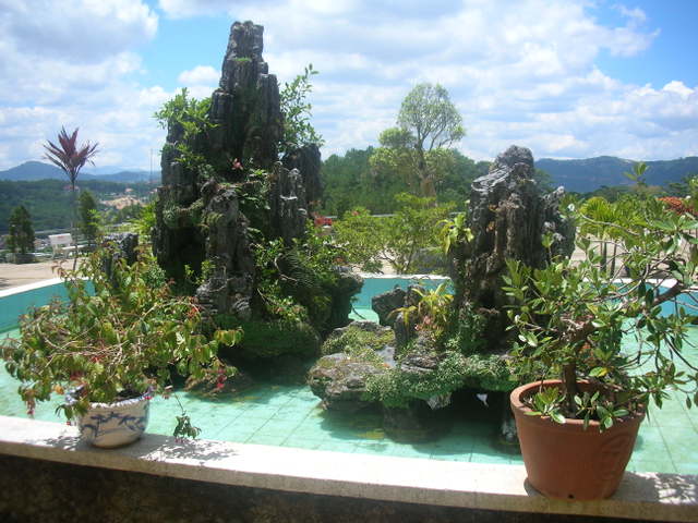 Hòn non bộ ngoài trời